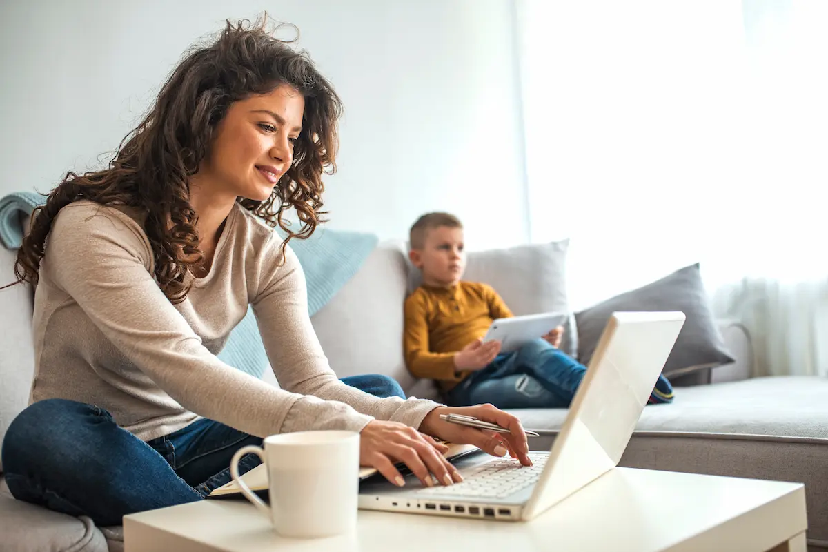 Mutter am Laptop | LiA